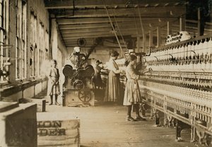 اثنين من المغازل الشباب في Catawba Cotton Mills ، نيوتن ، نورث كارولينا ، 1908 بواسطة لويس ويكس هاين