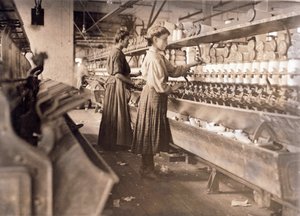 نساء يعملن على الرغم من كونهن حوامل بشكل كبير ، في Globe Cotton Mill ، أوغوستا ، جورجيا ، حانة. 1909 (حفر ضوئي)