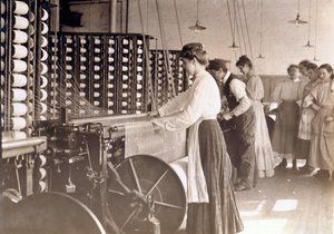 شابات يعملن في آلة غزل في مصنع للقطن ، كارولينا الجنوبية ، 1908