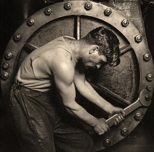 صورة مقرّبة لميكانيكي بيت الطاقة يعمل على مضخة بخار حوالي عام 1920 (صورة) بواسطة لويس ويكس هاين