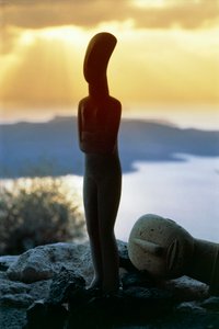 Cycladic idol on the background of the coast, Cyclades islands, Greece, Cycladic civilization (photo) بواسطة غير معروف غير معروف