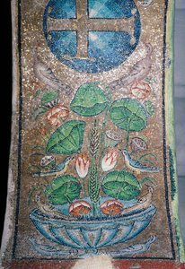 Flowers and birds, mosaic in the early Christian church of Panagia Ahiropiitos or Panagia Acheiropoietos, also called Achiropita (that is not created by human hand), Thessaloniki, Central Macedonia, Greece, 5th century (photo) بواسطة غير معروف غير معروف