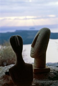 Heads of Cycladic idols on the background of the coast, Cyclades islands, Greece, Cycladic civilization (photo) بواسطة غير معروف غير معروف