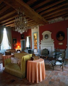 Living room with beamed ceiling and Louis XV and Louis XVI-style furniture, Castle of Reaux, Chouze-sur-Loire, Indre-et-Loire, France (photo) بواسطة غير معروف غير معروف