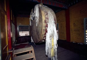 Prayer wheel in Ganden Sumtseling monastery in Shangri-La, also known as Zhongdian or Gyalthang, Yunnan, China بواسطة غير معروف غير معروف