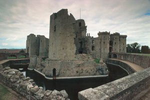 Raglan Castle, Monmouthshire, South Wales, UK (photo) بواسطة غير معروف غير معروف