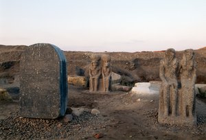 تماثيل تصور اثنين من الآلهة ، الحفريات الأثرية في بوتو (تل الفرعين) ، مصر ، الحضارة المصرية بواسطة غير معروف غير معروف