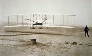 The Wright Brothers making their first powered flight بواسطة غير معروف غير معروف