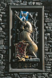Unicorn, heraldic crest on the facade of Holyrood palace, Edinburgh, Scotland, United Kingdom بواسطة غير معروف غير معروف
