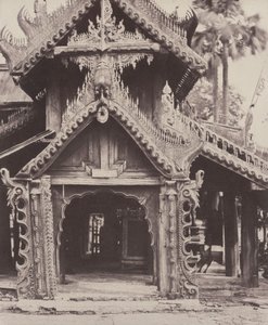 Pugahm Myo: باب منحوت في فناء Shwe Zeegong Pagoda بواسطة Linnaeus Tripe