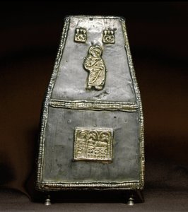 علم آثار العصور الوسطى (العصور الوسطى). الفن البربري في لومباردي: صندوق فضي لاستلام الآثار (الذخائر). الفن اللومباردي ، القرنان الثامن والتاسع. مال. Cividale del Friuli ، متحف Chretien ، كنز الكاتدرائية