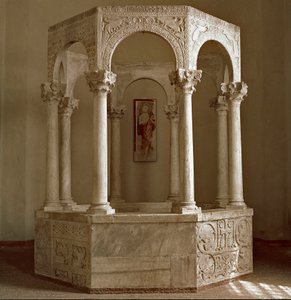 علم آثار العصور الوسطى (العصور الوسطى). الفن البربري في لومباردي: مصدر المعمودية (المعمودية) للبطريرك كاليستو في شكل مثمن يتكون من قوس إلى جانب أعمدة كورنثية. العمارة 730-740. الفن اللومباردي ، القرن الثامن. حجر الكلس. هو