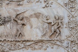 طُرد من عدن ، تفاصيل من قصص سفر التكوين ، نقوش بارزة بواسطة لورينزو مايتاني (قبل 1275-1330) ، العمود الأول ، الواجهة الجانبية لكاتدرائية أورفيتو ، أومبريا ، إيطاليا