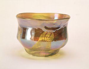 Favrile Bowl ، لشركة زخرفة الزجاج ، نيويورك ، c.1894 (زجاج أصفر مع تقزح) بواسطة لويس كومفورت تيفاني