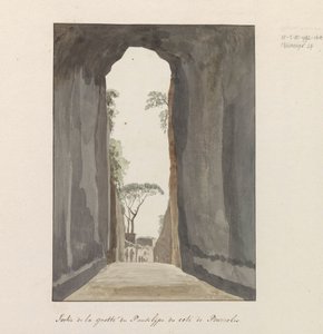 Uitgang van Grot Crypta Neapolitana (من Grotta di Posillipo) aan de kust van Pozzuoli الخروج من كهف Pausilype بالقرب من Pozzuoli (العنوان على الجسم) رحلات في إيطاليا وصقلية ومالطا - 1778 (عنوان السلسلة) بواسطة لويس دوكروس