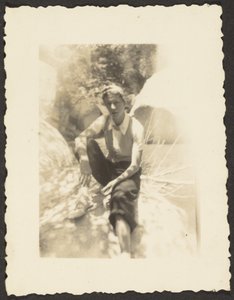 [صبي جالس في الظل] بواسطة لويس فليكنستين