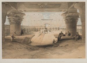 مصر والنوبة ، المجلد الأول: منظر من تحت رواق معبد إدفو ، صعيد مصر ، 1847. بواسطة لويس هاجي