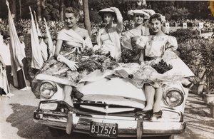 عارضات أزياء على سيارة في ساحة سيينا في فيلا بورغيزي، روما
