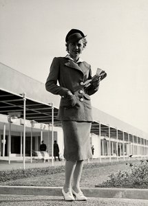 نموذج يرتدي بدلة ابتكرها دار الأزياء الراقية "Graldi". قبعة صلبة تكمل المجموعة. (ب / ث الصورة) بواسطة لويس بوجينو