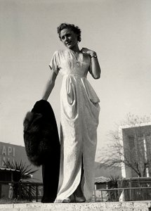 نموذج في فستان السهرة من تصميم دار الأزياء الراقية "Graldi". (ب / ث الصورة) بواسطة لويس بوجينو