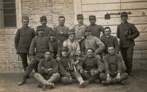 ألبوم "The GM R. Army (World War I)": جنود من فوج المشاة السادس والثلاثين مع عازفي أبواق (صورة بالأبيض والأسود) بواسطة Lusvardi Lusvardi