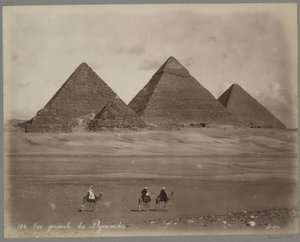 منظر لأهرامات Mykerinos و Chefren و Cheops في الجيزة Vue générale des Pyramides (العنوان على الكائن) بواسطة ميزون بونفيس
