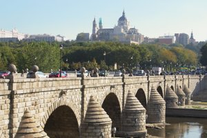 بوينتي دي سيغوفيا ، التي بناها خوان دي هيريرا (1530-1597) وأعيد بناؤها في عام 1682 بواسطة مانويل وخوسيه ديل أولمو