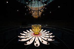 إكوينوكس، 2021 (أكريليك، دوائر كهربائية، دوائر كهربائية، هيدروليكية، ورنيش، محرك، طلاء، راتنج معاد تدويره، فولاذ) بواسطة مات كوليشاو