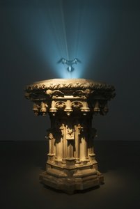 غانيميد، 2007 (فولاذ، راتنج، آلة دخان، سائل، مروحة استخلاص، جهاز عرض فيديو ومشغل أقراص فيديو رقمية)
