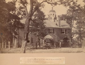 فيرفاكس كورت هاوس ، فيرجينيا ، مع جنود الاتحاد في المقدمة وعلى السطح ، 1863. بواسطة ماثيو برادي