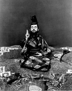 هنري دي تولوز لوتريك في ثوب ياباني ، حوالي عام 1892. بواسطة موريس جويبرت