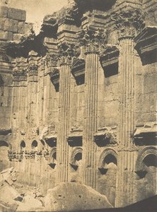 الركن الداخلي لمعبد ناووس التابع لمعبد جوبيتر ، بعلبك مصر الجديدة ، ١٥ سبتمبر ١٨٥٠. بواسطة ماكسيم دو كامب