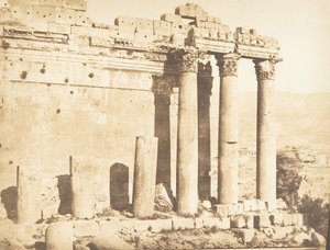 الرواق الغربي لمعبد جوبيتر ، بعلبك هليوبوليس ، ١٥ سبتمبر ١٨٥٠. بواسطة ماكسيم دو كامب