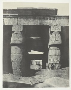 الكرنك ، رواق معبد خونس ، طيبة ، 184951 ، طبع عام 1852. بواسطة ماكسيم دو كامب