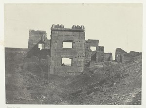 مدينة حبو ، الواجهة الشرقية لمدينة رمسيس ميامون ، طيبة ، 184951 ، طبعت 1852. بواسطة ماكسيم دو كامب
