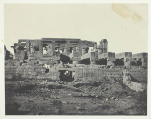 قصر الكرنك ، المدخل الجنوبي لقاعة الأعمدة ، طيبة ، 184951 ، طبع عام 1852. بواسطة ماكسيم دو كامب