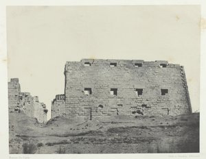 قصر الكرنك ، أبراج كبيرة من الجنوب الغربي ، طيبة ، 184951 ، طبع 1852. بواسطة ماكسيم دو كامب