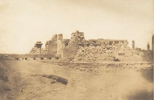 أنقاض قاعة الأعمدة في قصر الكرنك - منظر مأخوذ من الجنوب الغربي ، 1849-50. بواسطة ماكسيم دو كامب