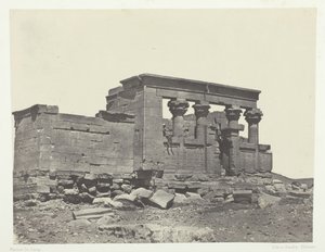 معبد ديبود ، Parembole من الطريق الأنطوني ، النوبة ، 184951 ، طُبع عام 1852. بواسطة ماكسيم دو كامب