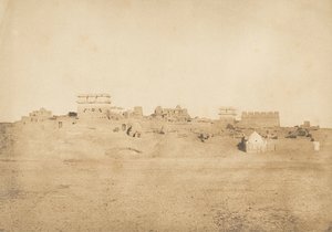 منظر لجزء من قرية الأقصر ، طيبة ، 1849-50. بواسطة ماكسيم دو كامب