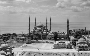 صورة جوية للمسجد الأزرق في إسطنبول المعروف أيضاً باسم مسجد السلطان أحمد، وهو مسجد تاريخي يعود إلى العصر العثماني... بواسطة ماينارد أوين ويليامز