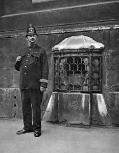 حجر لندن في جدار سانت سويثينز ، شارع كانون ، لندن ، 1926-1927 بواسطة ماكليش
