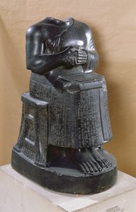 تمثال بدون رأس للأمير جديا (2170-2130 قبل الميلاد) كمهندس معماري ، من تلوه (جيرسو القديمة) 2100-2000 قبل الميلاد (ديوريت)