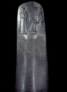 بلاد الرافدين: شاهدة في الديوريت من قانون قوانين حمورابي (أو حمورابي). وهي مغطاة بالنقوش المسمارية ويقف الملك حمورابي في الأعلى أمام إله الشمس في بلاد ما بين النهرين ، شمش ، إله العدل. وهي واحدة من أقدم قطع o