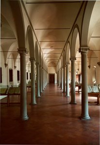 مكتبة دير سان ماركو (القديس مرقس) في فلورنسا بإيطاليا. عمارة Michelozzo di Bartolommeo Michelozzi المعروفة باسم Michelozzo Michelozzi (فلورنسا 1396 - 1472)