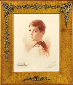 صورة خليفة العرش Tsarevich Alexei Nikolaevich من روسيا مع تصوير بعيد لليخوت الإمبراطورية ، 1913