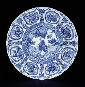 طبق كراك أزرق وأبيض مطلي بـ Li Tiegvai يعبر البحر على قرع مزدوج ، فترة وانلي ، 1594-1610 (بورسلان) بواسطة مدرسة اسرة مينج الصينية