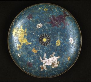 صفيحة من النحاس ومينا كلوزوني ، فترة مينغ (1368 - 1644). بواسطة مدرسة اسرة مينج الصينية