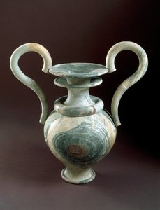 الفن المينوي: إناء للعبادة من الرخام. 1450 ق. من حوض زاكروس lustral ، جزيرة كريت ديم. 79 سم هيراكليون ، المتحف الأثري الوطني - الفن المينوي: أمفورا عبادة بمقابض حلزونية من الرخام المعرق ، من حوض لوسترال في زاكروس ، كريت. 79 سم. 1450 ب بواسطة مينوان