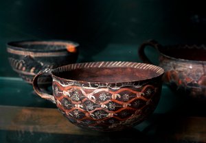 الفن المينوي: فنجان خزفي من فترة كاماريس (كريت) protopalatiale (2100 إلى 1650 قبل الميلاد) ، من كنوسوس. هيراكليون ، المتحف الأثري بواسطة مينوان